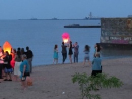 Мариупольские выпускники встречали рассвет на пляже (ФОТО)