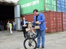 Передача контрафактных велосипедов детям откладывается: сначала Саакашвили поездит сам