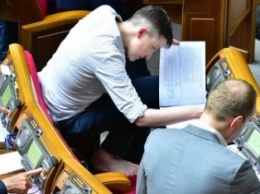 Савченко в Раде разулась и залезла в кресло с ногами