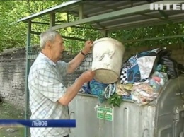 Улицы Львова завалило мусором (Видео)