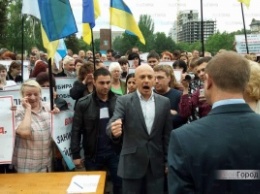 В Николаеве под мэрией предприниматели устроили пикет: требуют отставки вице-мэра Степанца