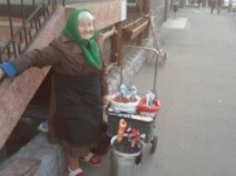 История 88-летней бабушки Шуры, торгующей семечками и ухаживающей за двумя инвалидами, впечатлила тысячи криворожан