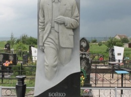 На могиле Героя Украины Владимира Бойко установили памятник (ФОТО)