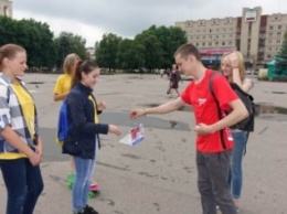 На площади Славянска ломали сигареты - лиговцы провели акцию "без табака"
