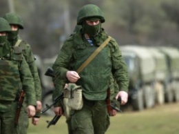 Возле крымского «парламента» установили очередной памятник «зеленым человечкам»