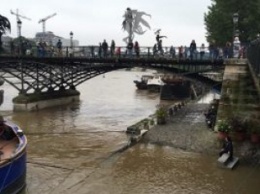 Франция: Сена грозит посетить Лувр и метро
