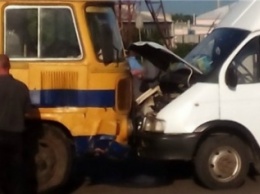 Тройное ДТП в Александрии: столкнулись легковушка и два автобуса, два человека пострадало ФОТО