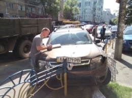 ДТП с пострадавшими в Киеве: Renault снес липу и заскочил на тротуар