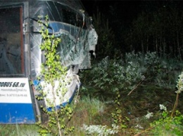В Тюменской области при столкновении автобуса с машиной погибли четыре человека