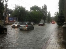 Непогода в Одессе: транспорт меняет маршруты, улицы превратились в реки