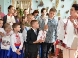 Дети из Ровно передали вышиванки юным северодончанам