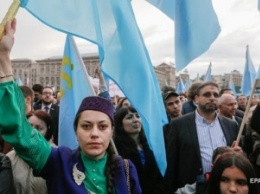 Порошенко пообещал изменить конституцию ради автономии татар