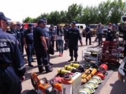 В Мариуполе спасателям подарили пиротехническое оборудование и гидроинструмент
