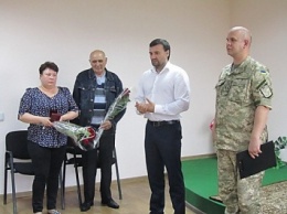 На Николаевщине родственникам погибшего в зоне АТО воина вручили его орден "За мужество"