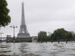 Наводнение в Париже: уровень воды в Сене несколько снизился