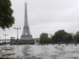 После наводнения уровень воды в парижской Сене понижается