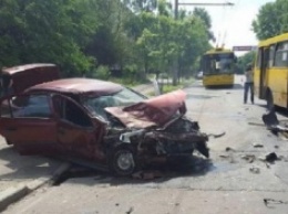 В Киеве иномарка протаранила пассажирскую маршрутку. Не менее 6 тяжелораненых пассажиров