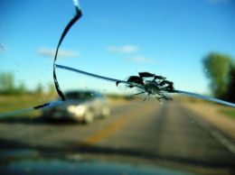 Что делать если в машине треснуло стекло?