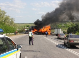 На запорожской трассе два грузовика столкнулись лоб в лоб