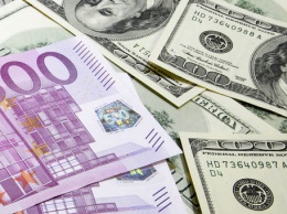 Евро упал до месячного минимума против доллара из-за ситуации в Греции