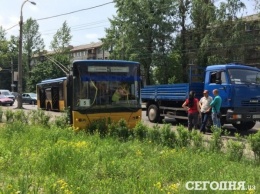 В Киеве троллейбус столкнулся с грузовиком и выехал на тротуар