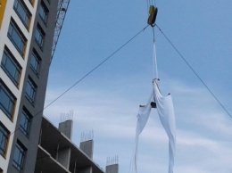 Воздушная гимнастка в Киеве показала номер на башенном кране