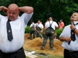 В Венгрии прошел чемпионат по рытью могил