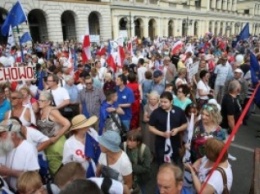 Десятки тысяч человек вышли на марш в защиту демократии в Варшаве