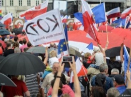 Тысячи поляков вышли на антиправительственную акцию в Варшаве