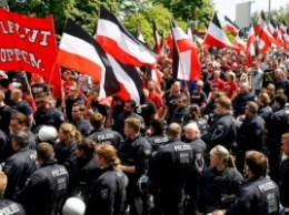 В Германии трое полицейских пострадали во время столкновений на митинге против неонацистов