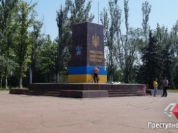 На постаменте возле мэрии Николаева неизвестные закрасили свастикой флаг Украины