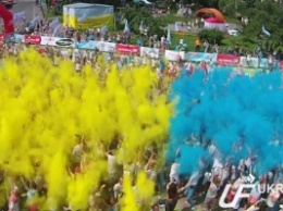 В Киеве создали воздушный флаг Украины из индийских красок