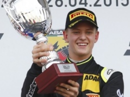 Сын М.Шумахера победил на двух гонках в Формуле-4