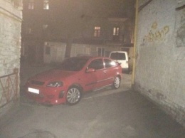Киевлянин чуть не поджог машину соседа за место на парковке