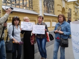 Под окнами у президента митинговали, требуя дембеля 5-й волны мобилизации