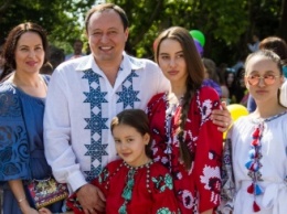 Запорожский губернатор вывел в свет семью (Фото)