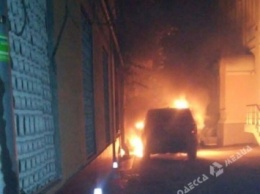 В Одессе сожгли Range Rover, за поимку поджигателя обещают $10 тыс. (видео)