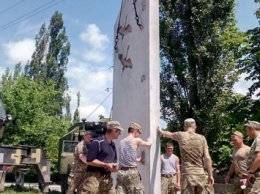 В Николаеве сослуживцы погибших пехотинцев устанавливают в их честь памятную стелу