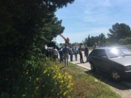 Смертельное ДТП на крымской трассе: ВАЗ, вылетев на «встречку», сбил легковушку и рухнул в кювет (ВИДЕО)