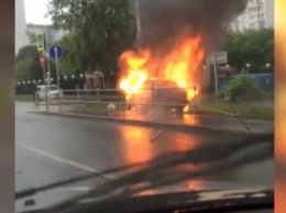 На западе Москвы иномарка влетела в столб и загорелась: фото