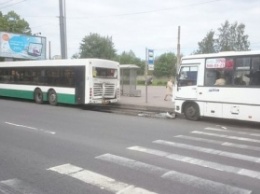 Семь человек пострадали при столкновении двух автобусов в Петербурге