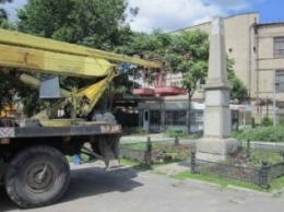 В Запорожье декоммунизировали один из старейших памятников города (ФОТО, ИСТОРИЧЕСКАЯ СПРАВКА)