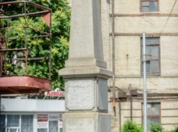 В Запорожье на старом памятнике замазали советскую символику (ФОТО)