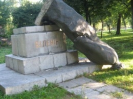 В Москве "обезглавили" Ленина: неизвестные сбросили памятник