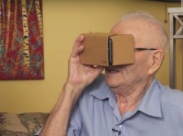 Видеофакт: внук показывает деду виртуальную реальность, видеозвонки и умный Google