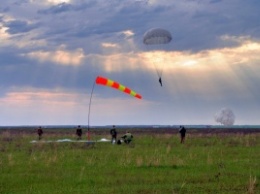 Морские пехотинцы в Николаеве отработали прыжковую программу