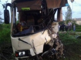 В Луганской области пассажирский автобус протаранил КАМаЗ - есть пострадавшие (ФОТО)