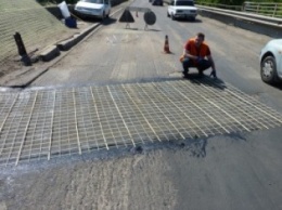 Автодорожники отремонтировали покрытие моста на въезде в Вознесенск. Использовали арматуру и полимер - для прочности