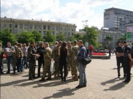 В Днепре участники АТО протестуют под мэрией и требуют предусмотренные законом земельные участки