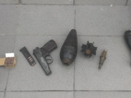 Мариуполец отдел полицейским арсенал оружия, найденный в своем гараже (ФОТО)